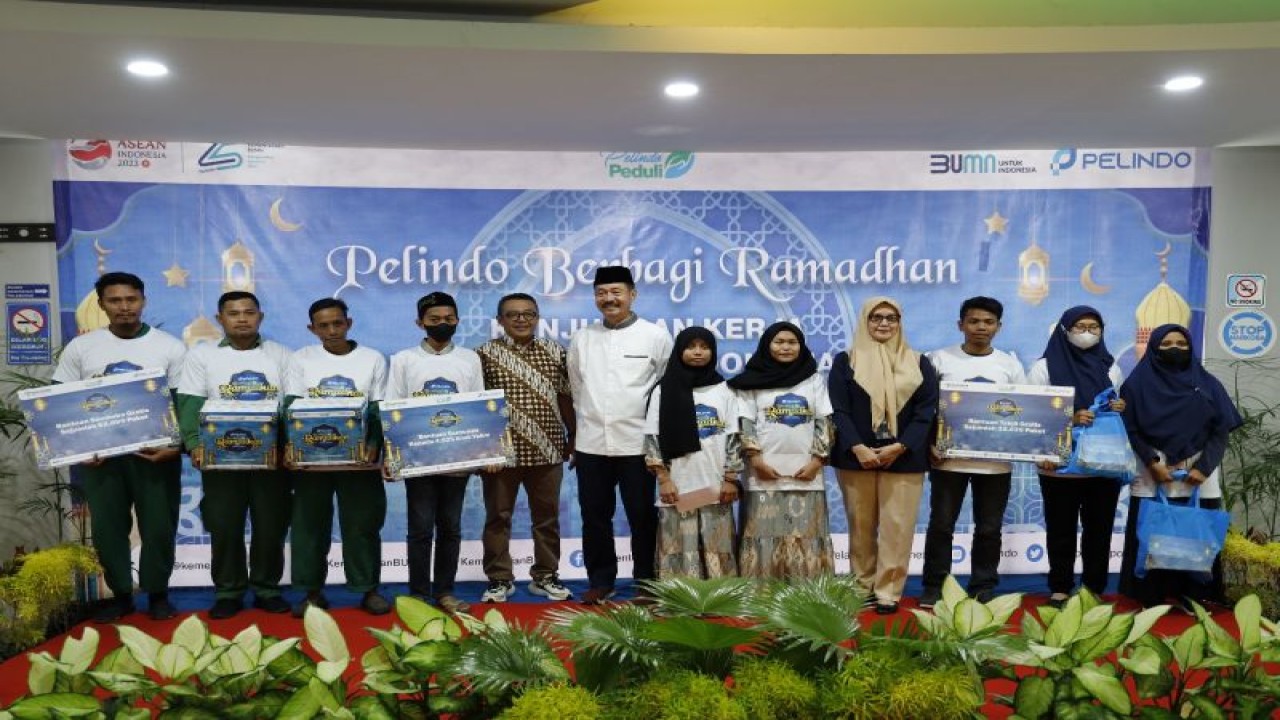 Pelindo Regional 4 saat berbagi dengan sejumlah anak yatim pada Pelindo Berbagi Ramadhan di Makassar, Sabtu (8/04/2023). ANTARA Foto/HO-Humas Pelindo