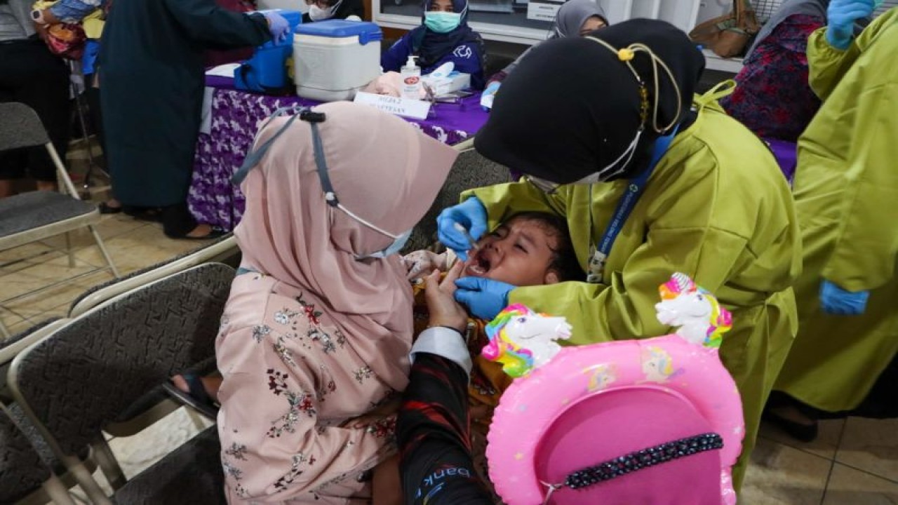 Pemberian Imunisasi polio pada anak di Kota Cimahi, Senin (3/4/2023). (ANTARA/Ist.)