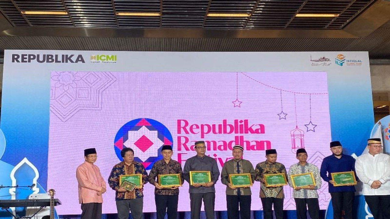 Pemberian penghargaan Nabawi Award 2023 dari ICMI (ANTARA/Foto: istimewa)