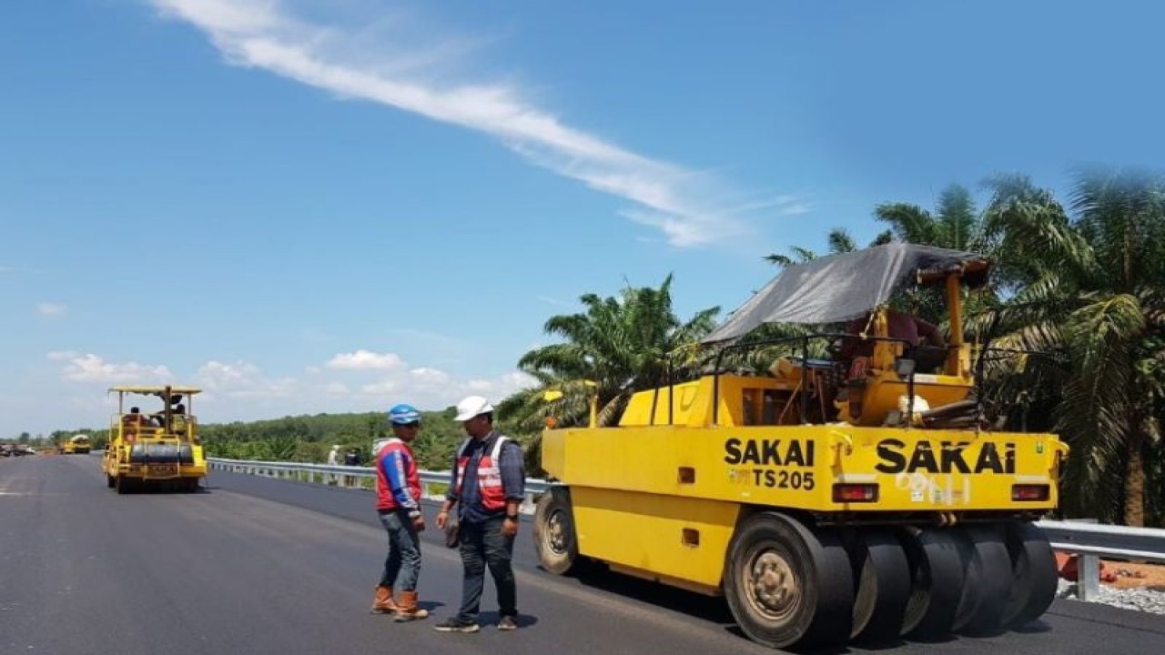 Pemeliharaan Jalan Tol Trans Sumatera. ANTARA/HO - Hutama Karya