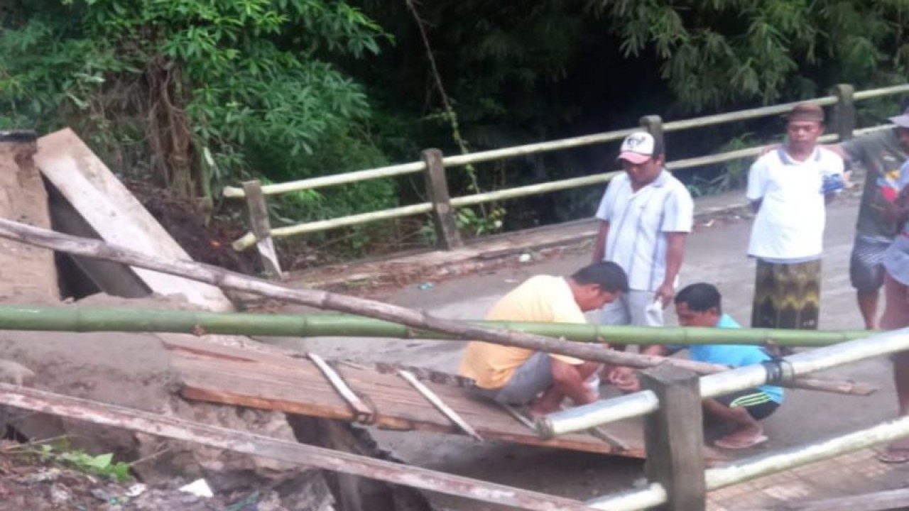 Warga Desa Upomela, Kecamatan Bongomeme, Kabupaten Gorontalo, membuat jembatan darurat mengatasi jembatan Upolema yang ambruk pada Sabtu malam (1/4/2023). (ANTARA/Susanti Sako)