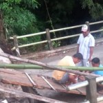Pemerintah desa dan warga Upomela bangun jembatan darurat-1680428868