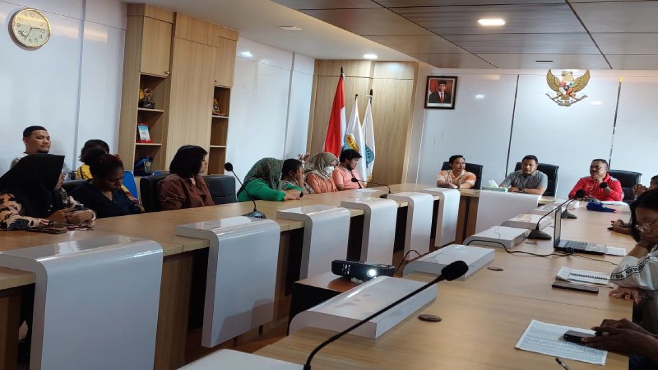 Kegiatan pembekalan bagi anggota tim verifikasi data kemiskinan ekstrem di Kota Sorong, Provinsi Papua Barat Daya, Jumat (14/4/2023). (ANTARA/Yuvensius Lasa Banafanu)