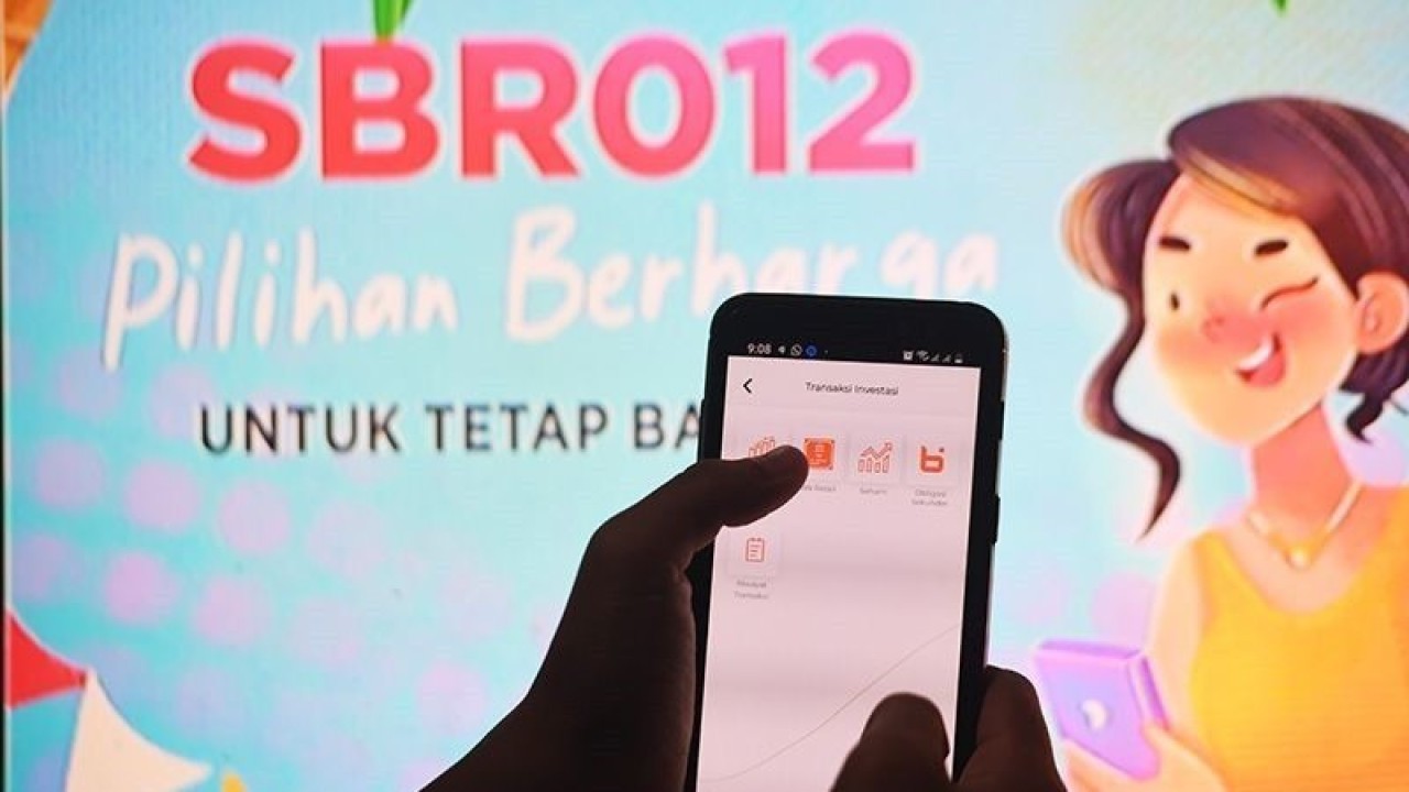 Ilustrasi - Warga melakukan transaksi investasi menggunakan aplikasi mobile banking di Tangerang Selatan, Banten. (ANTARA FOTO/Hafidz Mubarak A/nym/aa.)