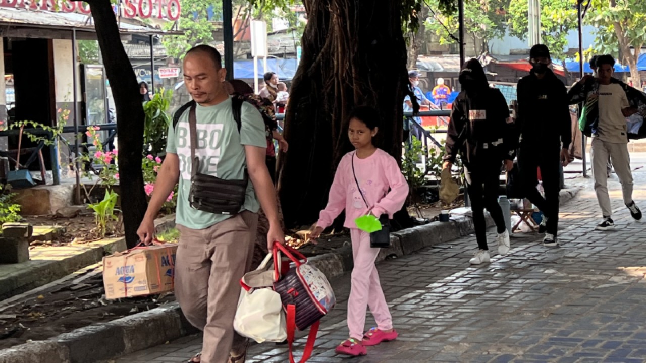 Suasana kedatangan pemilir di Terminal Bus Kampung Rambutan, Jakarta Timur, Selasa (25/4/2023). ANTARA/Putu Indah Savitri