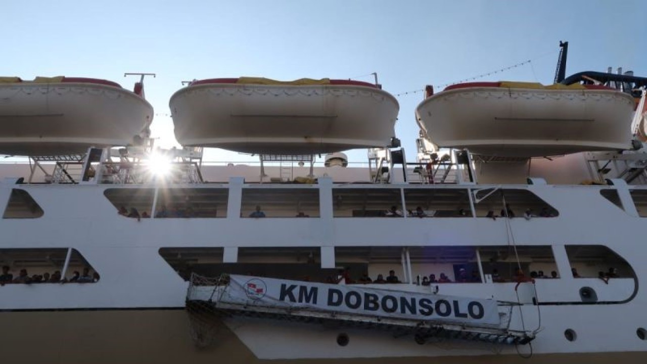 KM Dobonsolo yang mengangkut pemilir motor gratis bersandar di Pelabuhan Tanjung Priok, Jakarta Utara, Rabu (26/4/2023). (ANTARA/Sugiharto Purnama)