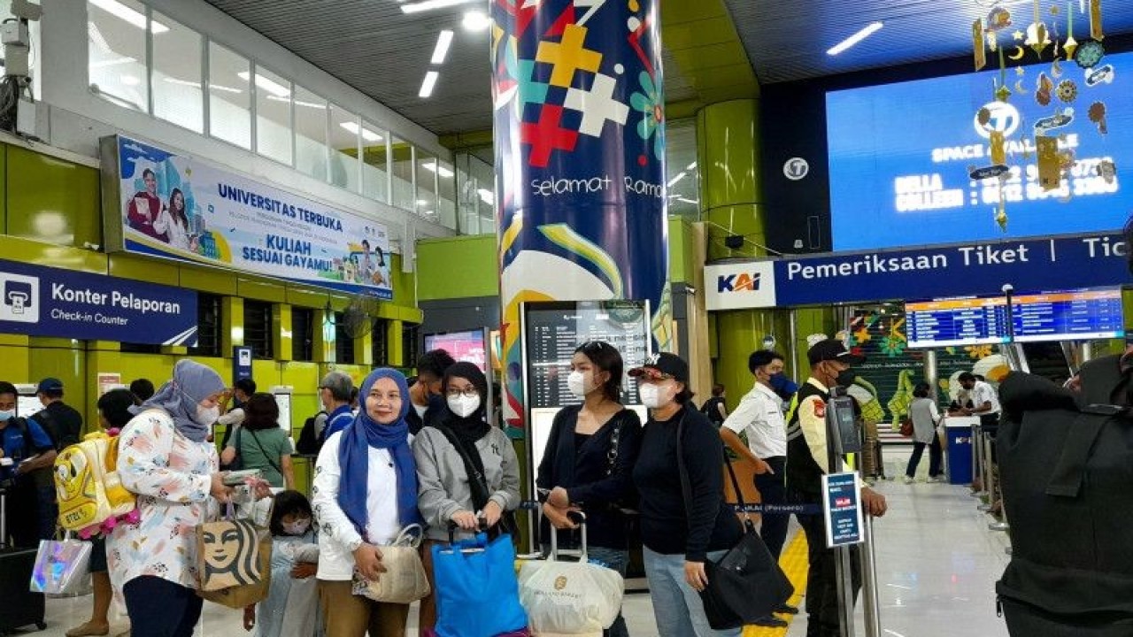 Pemilir memenuhi pintu keberangkatan Stasiun Gambir di H+3 Lebaran, Rabu (26/4/2023) memanfaatkan program tarif rendah KAI. (ANTARA/Lintang Budiyanti Prameswari)