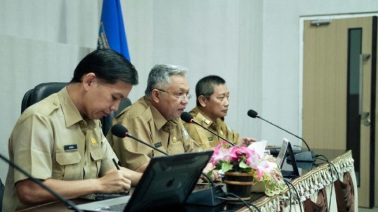 Bupati Bangka Barat Sukirman (tengah), Sekda M. Soleh (kanan) dan Direktur RSUD Sejiran Setason dr. Hendra (kiri) memimpin rapat koordinasi peningkatan pelayanan bagi pasien di rumah sakit daerah setempat. (ANTARA/HO-Diskominfo Bangka Barat)