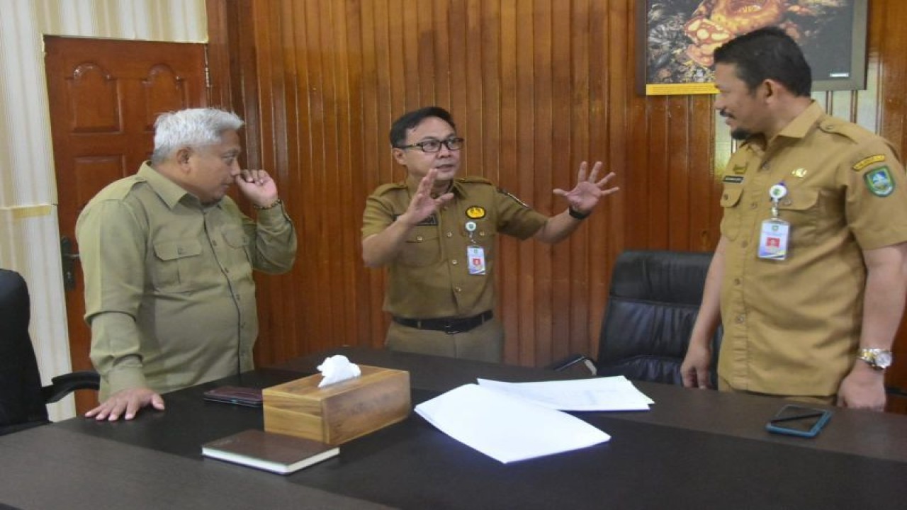 Plt Sekda Bengkalis Ersan Saputra mengikuti rapat bersama dengan BKSDA terkait rencana Pemkab Bengkalis membangun infrastruktur di kawasan suaka margasatwa. ANTARA/HO-Pemkab Bengkalis