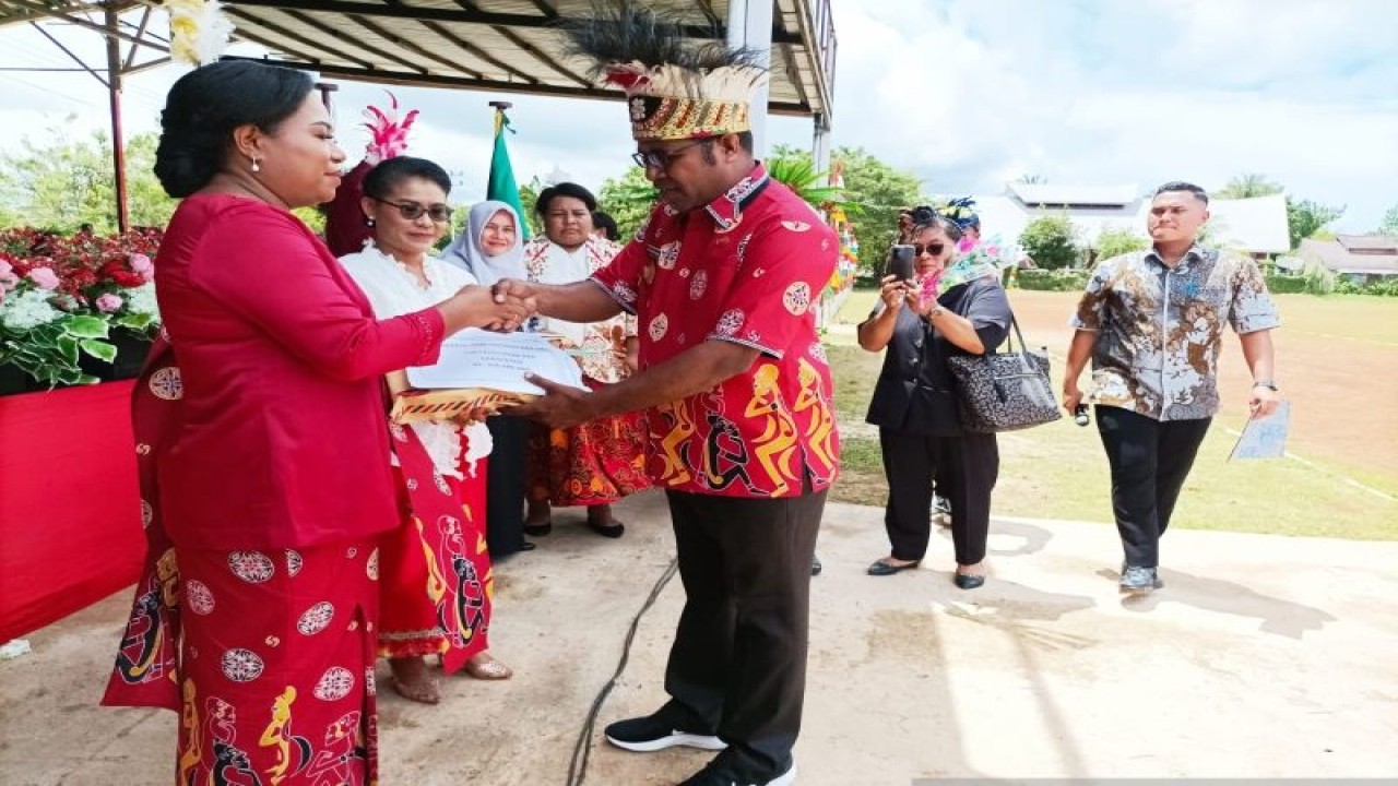 Bupati Biak Numfor Herry Ario Naap menyerahkan bantuan hibah koperasi dan UKM kepada Dharma Wanita dan Tim Penggerak PKK untuk pemberdayaan ekonomi perempuan pelaku usaha. ANTARA/Muhsidin