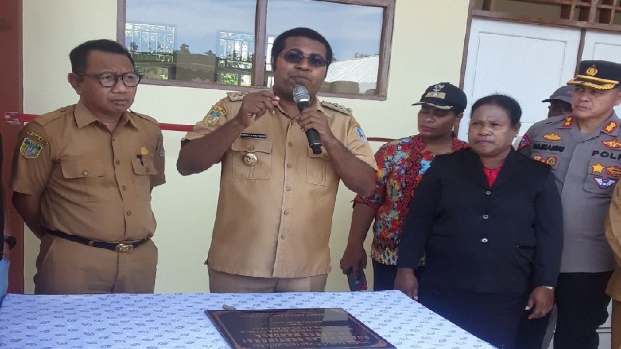 Kepala Dinas Pendidikan Biak Kamaruddin S.Pd (kiri) mendampingi Bupati Herry Ario Naap saat meresmikan gedung sekolah berlantai dua SD Inpres Mandala Biak Kota. ANTARA/Muhsidin