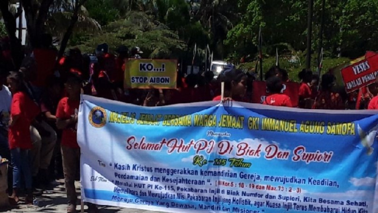 Persiapan peserta jemaat gereja GKI Biak mengikuti parade Pekabaran Injil masuk Pulau Maudori Supiori, Selasa (25/4/2023). ANTARA/Muhsidin