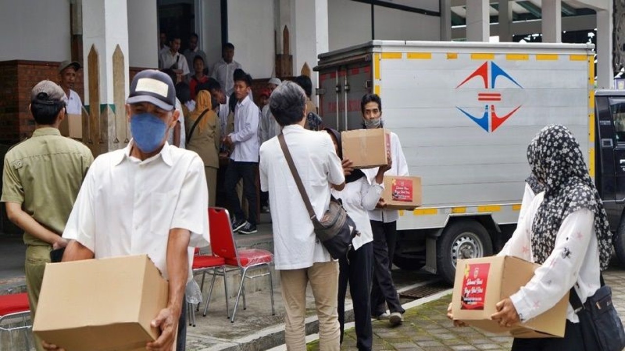 Sejumlah warga buruh gendong, tenaga kebersihan dan tukang parkir saat menerima bingkisan sembako di Pendopo Gede Kabupaten Boyolali, Selasa (11/4/20223). FOTO ANTARA/Bambang Dwi Marwoto.