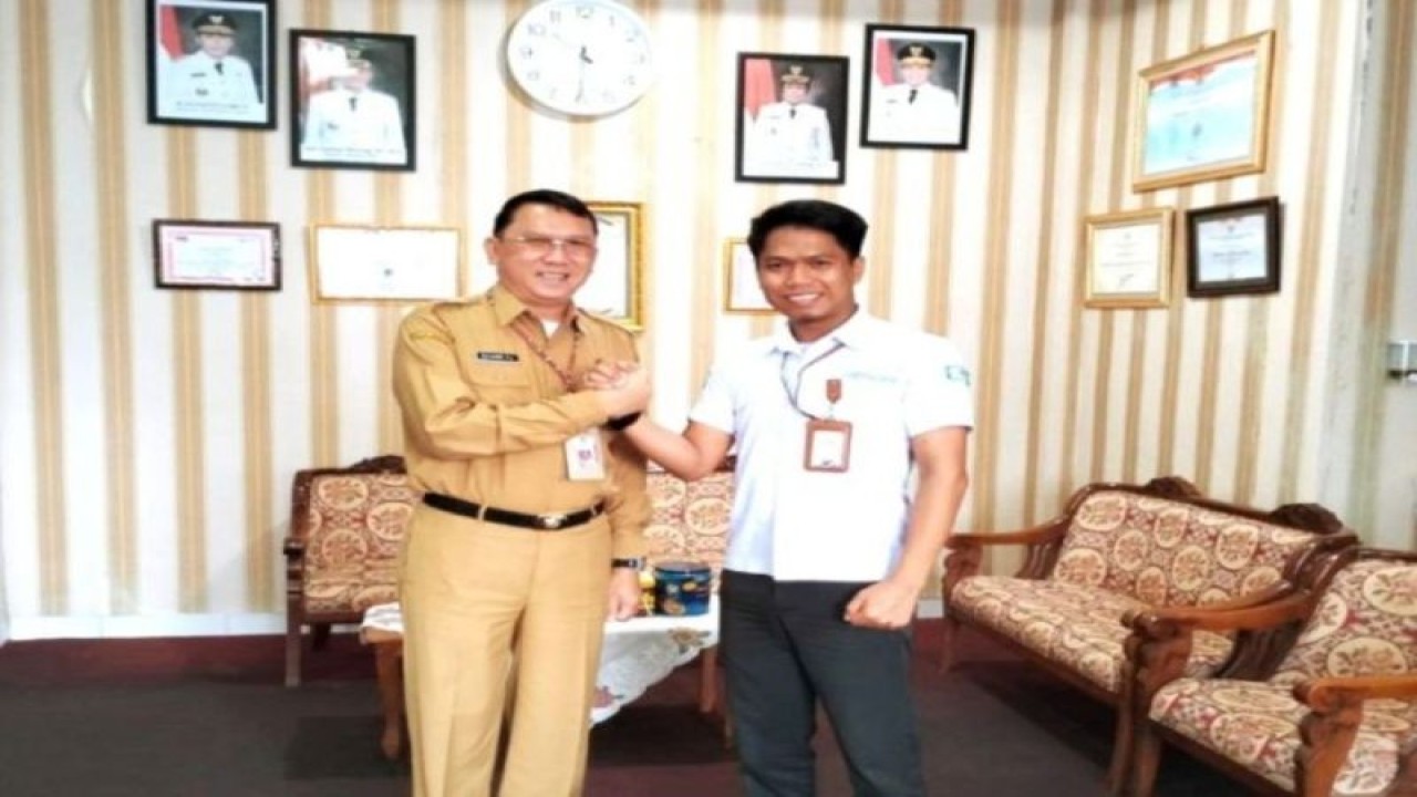 Pelaksana Harian Sekda Gunung Mas Richard (kiri) dan Kepala BPJS Kesehatan Gunung Mas Adi Suci Guntoro, berfoto bersama usai pertemuan koordinasi, di Kuala Kurun. ANTARA/HO-Dokumentasi pribadi