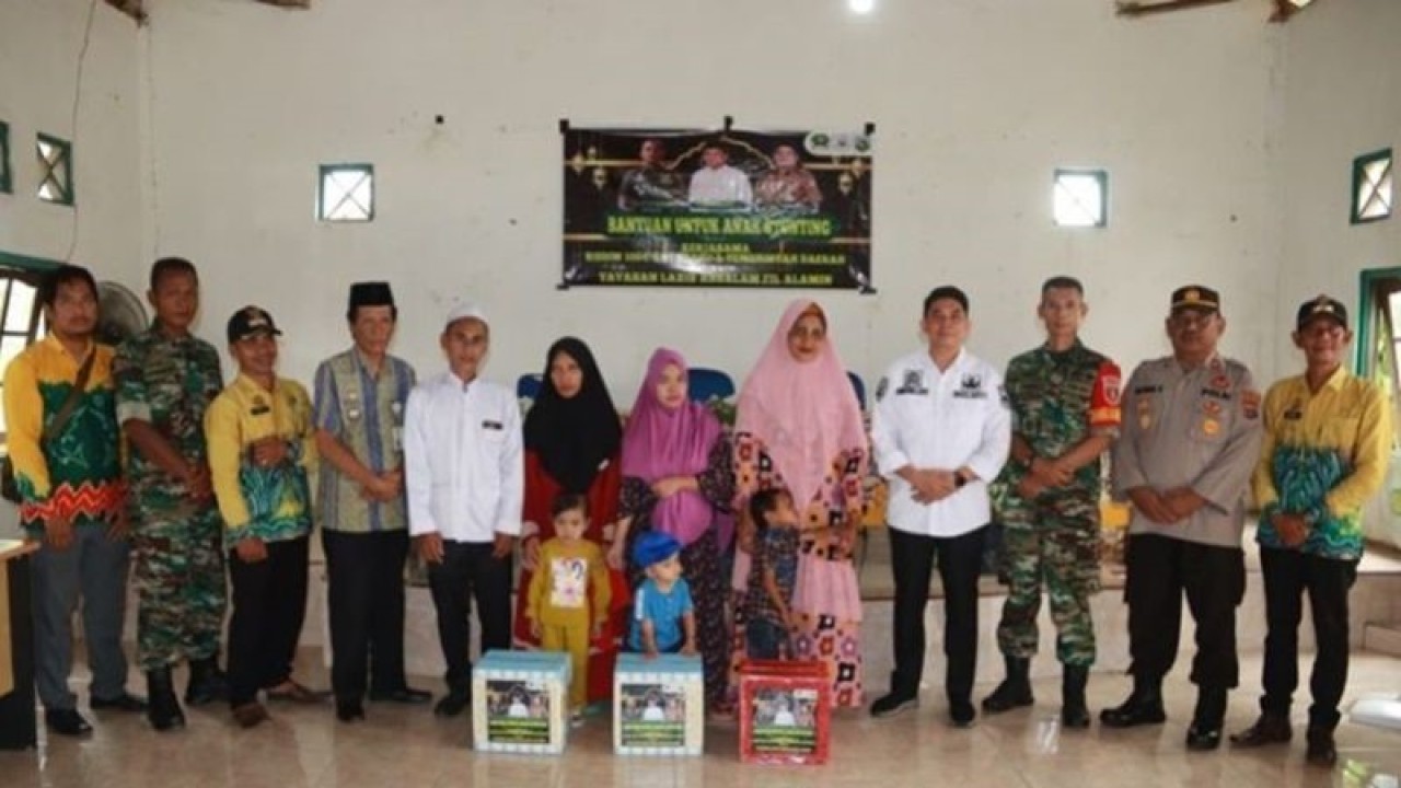 Ketua TPPS yang sekaligus sebagai wakil Bupati Kotabaru Kalimantan selatan, Andi Rudi Latif saat memberikan bahan gizi tambahan di Pulau Laut Timur (ANTARA/HO - Diskominfo Kotabaru)