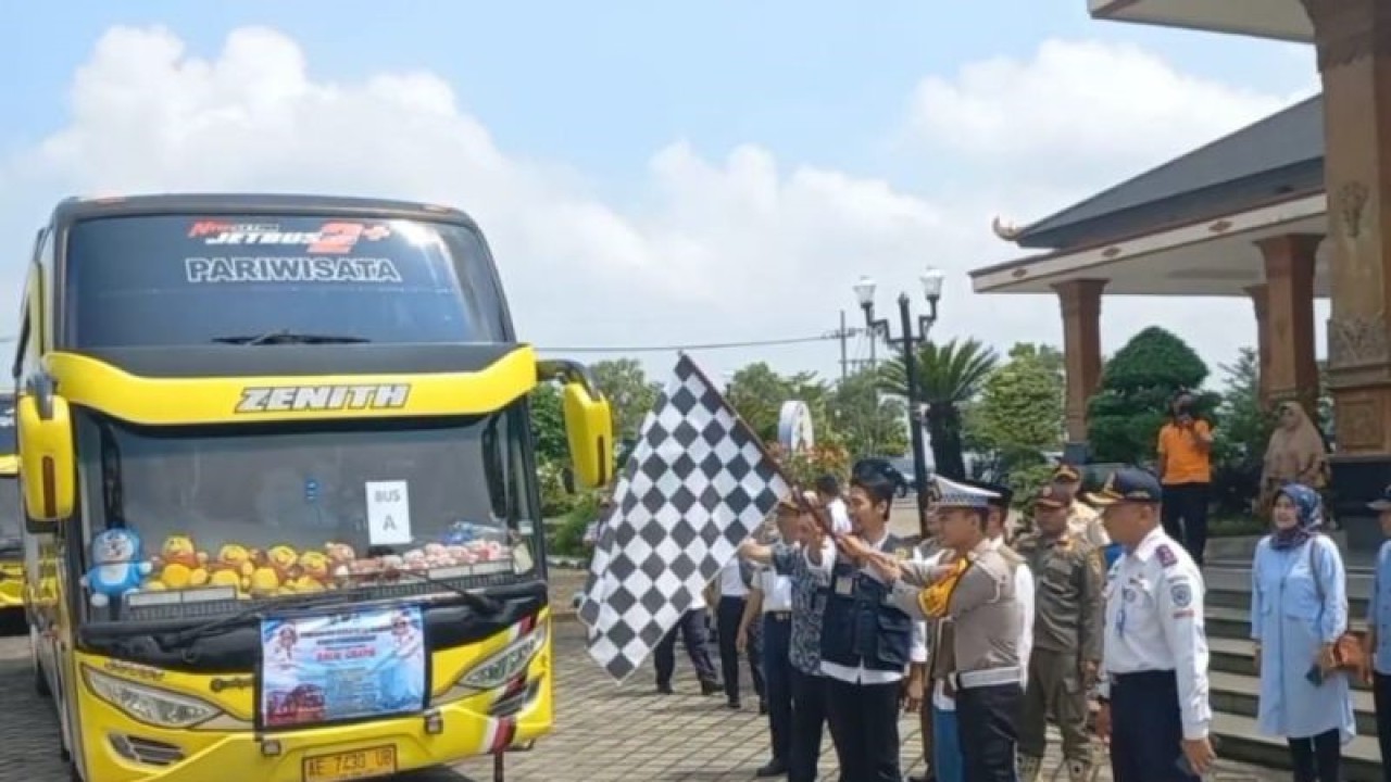 Bupati Madiun Ahmad Dawami didampingi OPD dan perwakilan polres Madiun memberangkatkan delapan unit bus yang mengangkut 406 pemudik dalam program Balik Gratis pada Hari Raya Idul Fitri 1444 Hijriah dari Pemkab Madiun di Pendopo Ronggo Djumeno Kabupaten Madiun, Jatim, Selasa (25/4/2023). ANTARA/Louis Rika