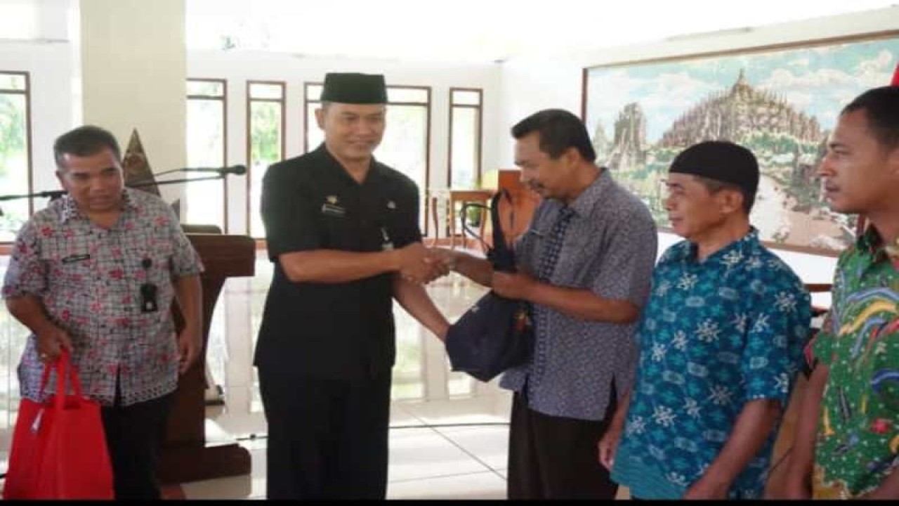 Asisten Perekonomian dan Pembangunan Setda Kabupaten Magelang Nanda  Cahyadi Pribadi menyerahkan bantuan paket sembako kepada warga. (ANTARA/HO-Bagian Prokompim Kabupaten Magelang)