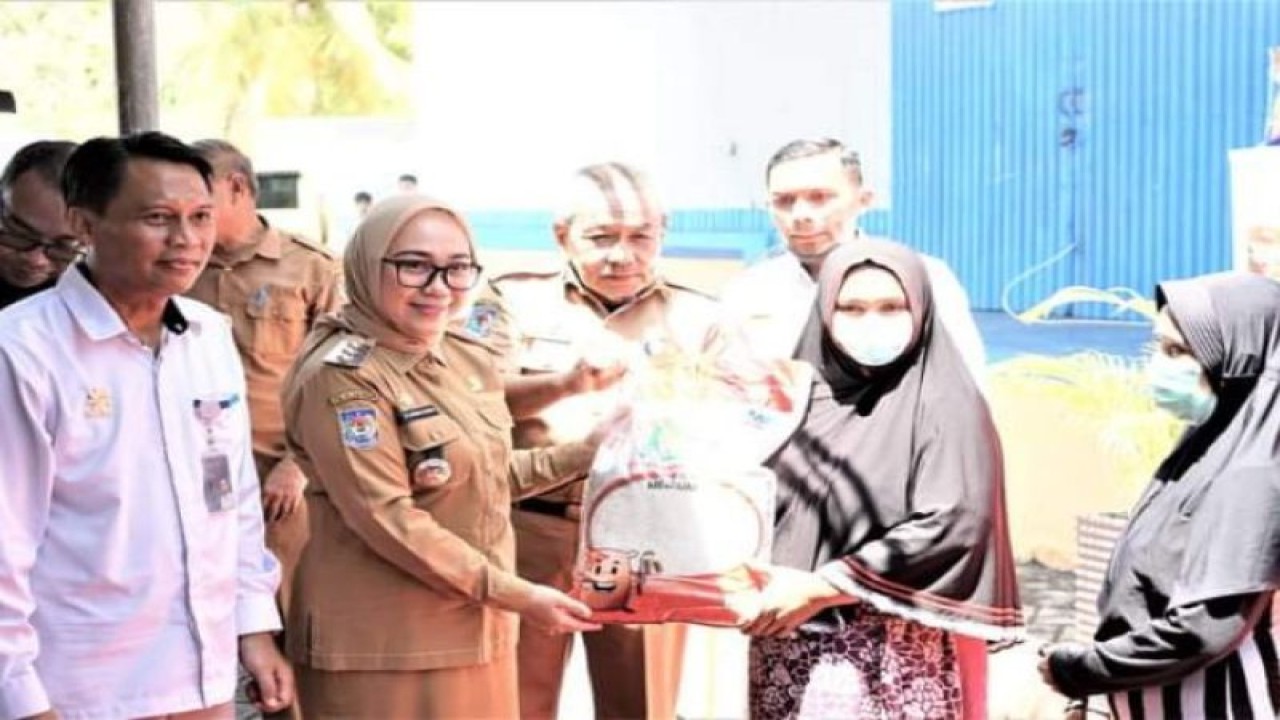 Bupati Kabupaten Mamuju Provinsi Sulawesi Barat (Sulbar), Sutinah Suhardi membagikan sebanyak 500 ton beras Cadangan Pangan Pemerintah (CPP) dari pemerintah pusat kepada masyarakat Mamuju, Senin (10/4/2023) ANTARA Foto/M Faisal Hanapi