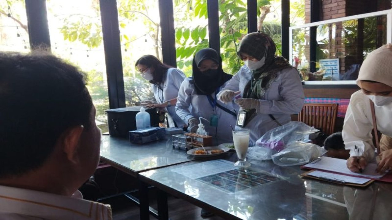 Pemkab Manggarai Barat menggandeng Loka POM Manggarai Barat lakukan inspeksi mendadak dan pemeriksaan sampel makanan di rumah makan Prima Rasa, Labuan Bajo, Manggarai Barat, NTT, Rabu (26/4/2023). (ANTARA/Fransiska Mariana Nuka)