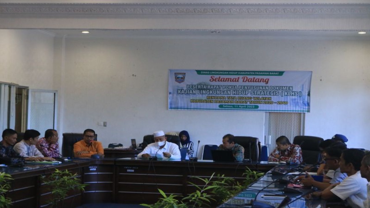 Pemkab Pasaman Barat bersama sekolah Pascasarjana Universitas Andalas melaksanakan sosialisasi Kajian Lingkungan Hidup Strategis (KLHS) Rencana Tata Ruang Wilayah (RTRW), Selasa.