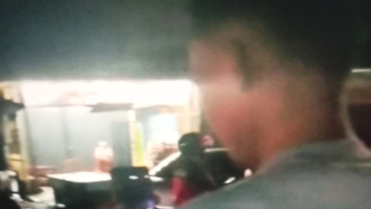 Warga Kecamatan Sasak Ranah Pasisie Kabupaten Pasaman Barat saat mengungsi ke tempat yang aman setelah gempa. Saat ini warga telah kembali kerumah masing-masing tetapi diimbau tetap waspada, Selasa. (ANTARA)