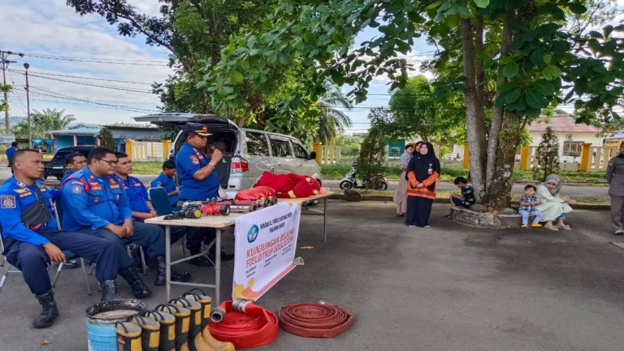 Petugas pemadam kebakaran saat memberikan sosialisasi kepada masyarakat untuk tetap waspada kebakaran dan cara awal menghadapi jika terjadi kebakaran.