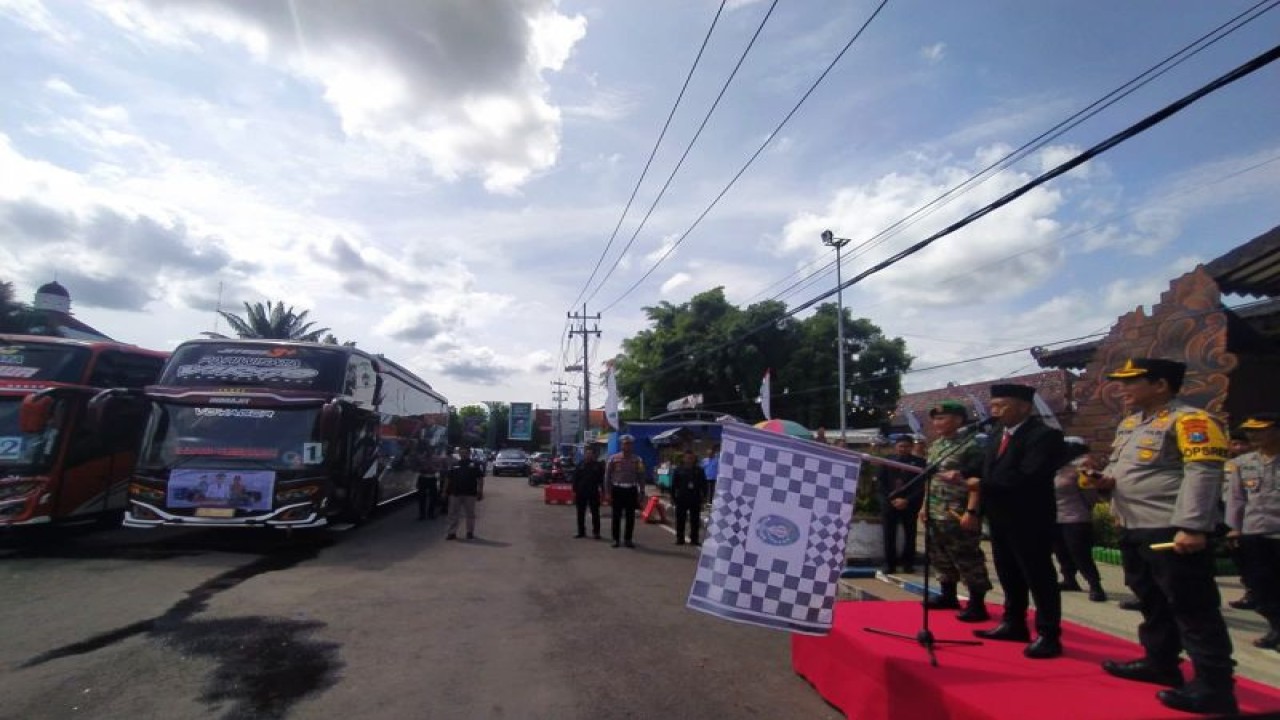 Bupati Ponorogo Sugiri Sancoko (kedua kanan) bersama Kapolres dan Dandim saat melepas pemudik menuju Jakarta di depan Paseban alun-alun Ponorogo, Jumat (28/4/2023). (ANTARA/HO - Humas Pemkab Ponorogo)