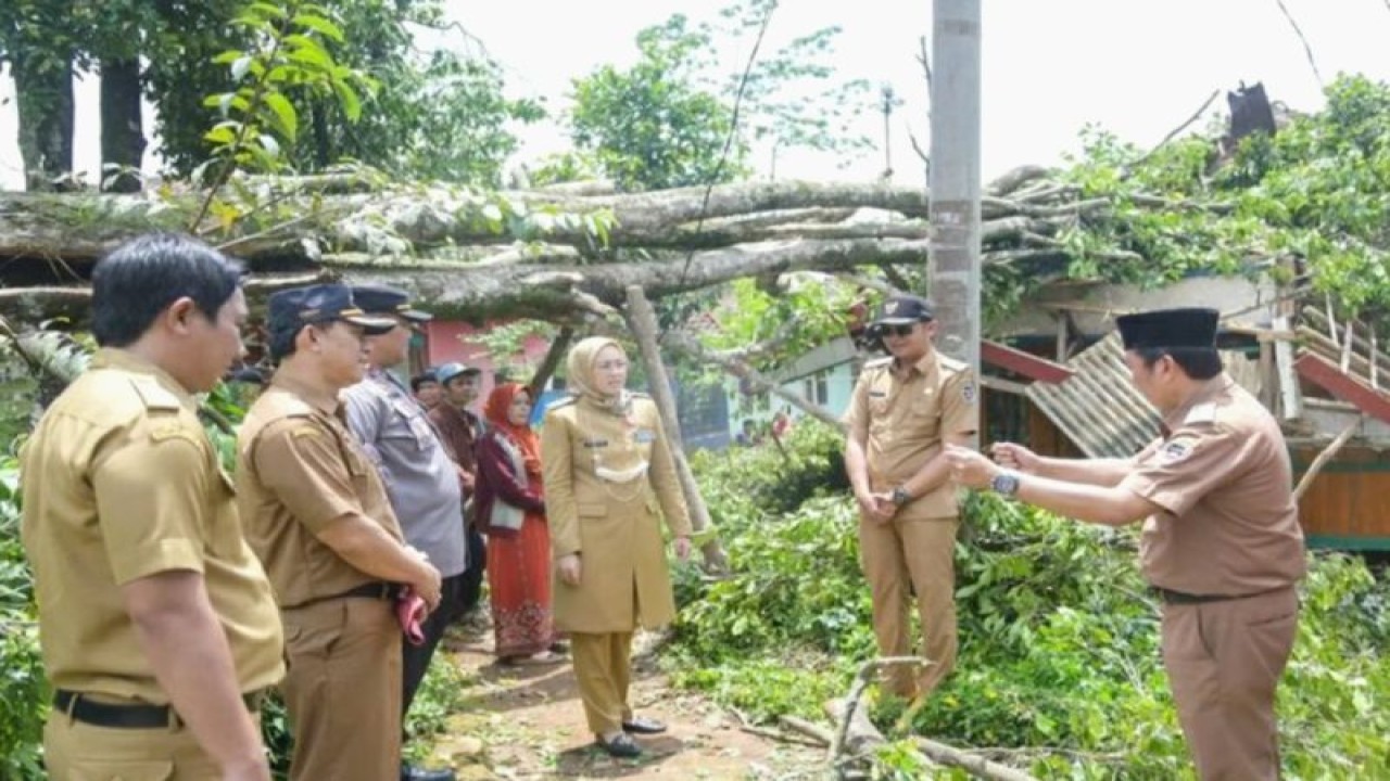 Bupati Purwakarta Anne Ratna Mustika saat meninjau lokasi bencana angin puting beliung di daerahnya. (ANTARA/HO-Pemkab Purwakarta)