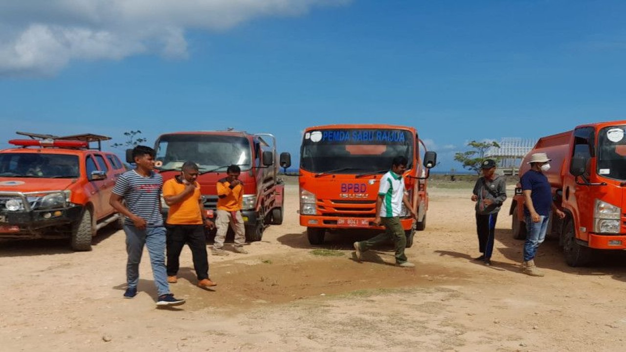 Para petugas BPBD Kabupaten Sabu Raijua, NTT siap siaga melakukan penanganan bencana. (FOTO ANTARA/HO-BPBD Sabu Raijua)