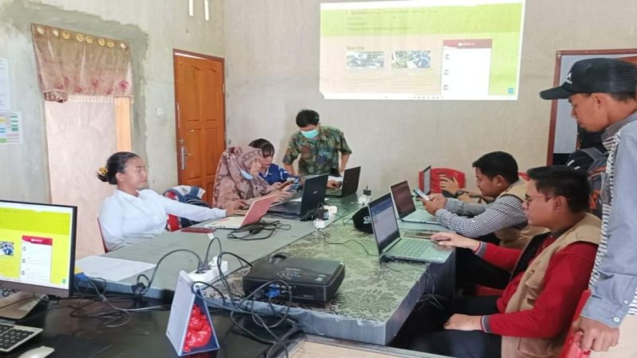 Aparatur dari 10 desa di Kecamatan Sigi Kota, Kabupaten Sigi, mengikuti bimbingan teknis pengelolaan website desa khususnya Aplikasi SIDEKA-NG (Sistem Informasi desa dan Kawasan – New Generation).  (ANTARA/HO-Diskominfo Sigi)
