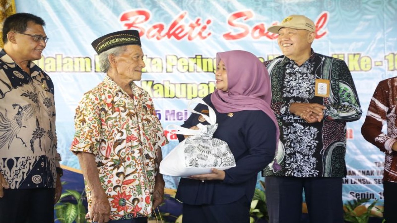 Bupati Sleman Kustini Sri Purnomo menyerahkan bantuan paket sembako kepada keluarga miskin pada kegiatan bakti sosial menyambut HUT ke 107 Sleman, di Dusun Cibuk Lor, Seyegan, Senin (10/4/2023). ANTARA/HO-Bagian Prokopim Setda Sleman