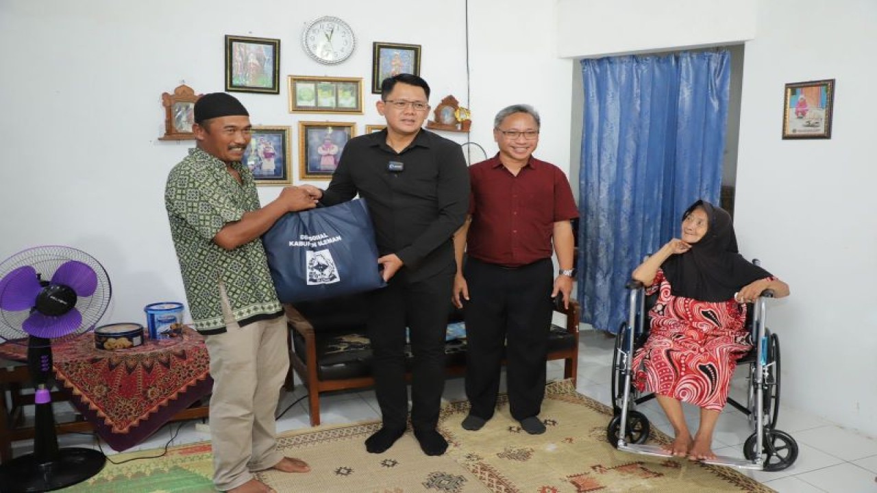 Wakil Bupati Sleman Danang Maharsa menyerahkan bantuan program JPS Dinas Sosial Kabupaten Sleman berupa kursi roda dan bahan pangan kepada Kasiyem (78) yang merupakan warga Dusun Jaten, Sendangadi, Mlati, Jumat (28/4/2023). ANTARA/HO-Bagian Prokopim Setda Sleman