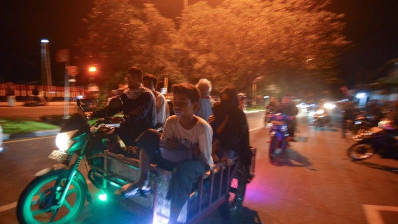 Warga melakukan evakuasi mandiri pascagempa di Jl Bypass Koto Tangah, Padang, Sumatera Barat, Selasa (25/4/2023). ANTARA FOTO/Iggoy el Fitra/aww.