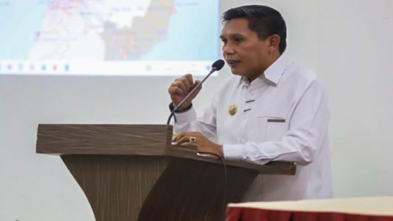 Penjabat Wali Kota Ambon, Bodewin Wattimena saat membuka kegiatan penguatan Kapasitas Kader Posyandu di Ambon, Senin (3/4). ANTARA/ Penina F Mayaut.