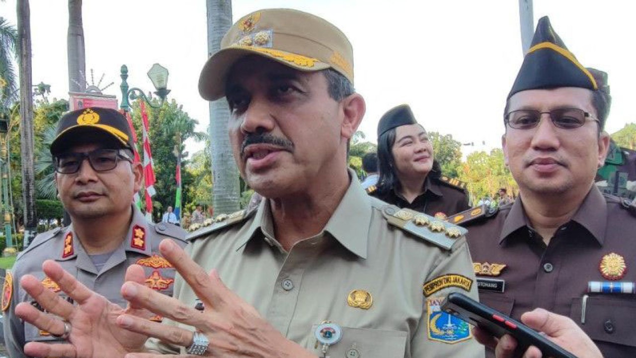 Wali Kota Administrasi Jakarta Timur Muhammad Anwar saat memberikan keterangan pers usai Apel Gelar Pasukan Operasi Ketupat Jaya dalam Rangka Pengamanan Idul Fitri di Kantor Wali Kota Jaktim, Cakung, Senin (17/4/2023). ANTARA/Syaiful Hakim