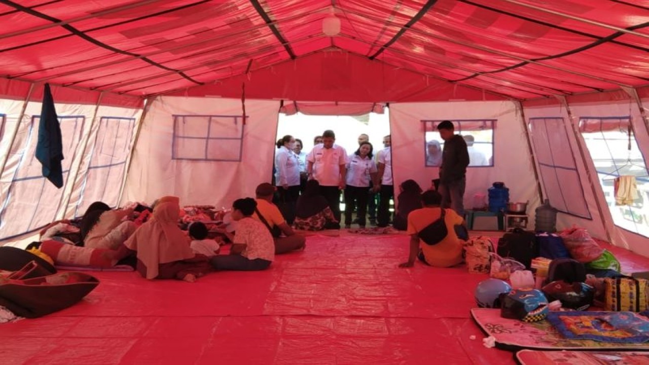 Pengungsi korban kebakaran di kawasan Air mata Cina Kelurahan Urimessing menepati tenda pengungsian. ANTARA/Penina F. Mayaut.