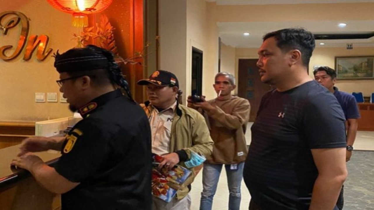 Wali Kota Banjarbaru Muhammad Aditya Mufti Ariffin (kanan) saat memimpin razia hotel dan penginapan, di Banjarbaru, Ahad (2/4/2023) malam. ANTARA/HO-Kominfo Banjarbaru