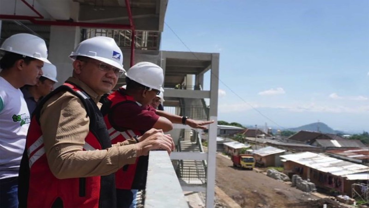 Foto arsip. Penjabat (Pj) Wali Kota Batu Aries Agung Paewai pada saat meninjau pembangunan Pasar Besar Kota Batu, di Kota Batu, Jawa Timur, Senin (23/1/2023). (ANTARA/HO-Humas Pemkot Batu)
