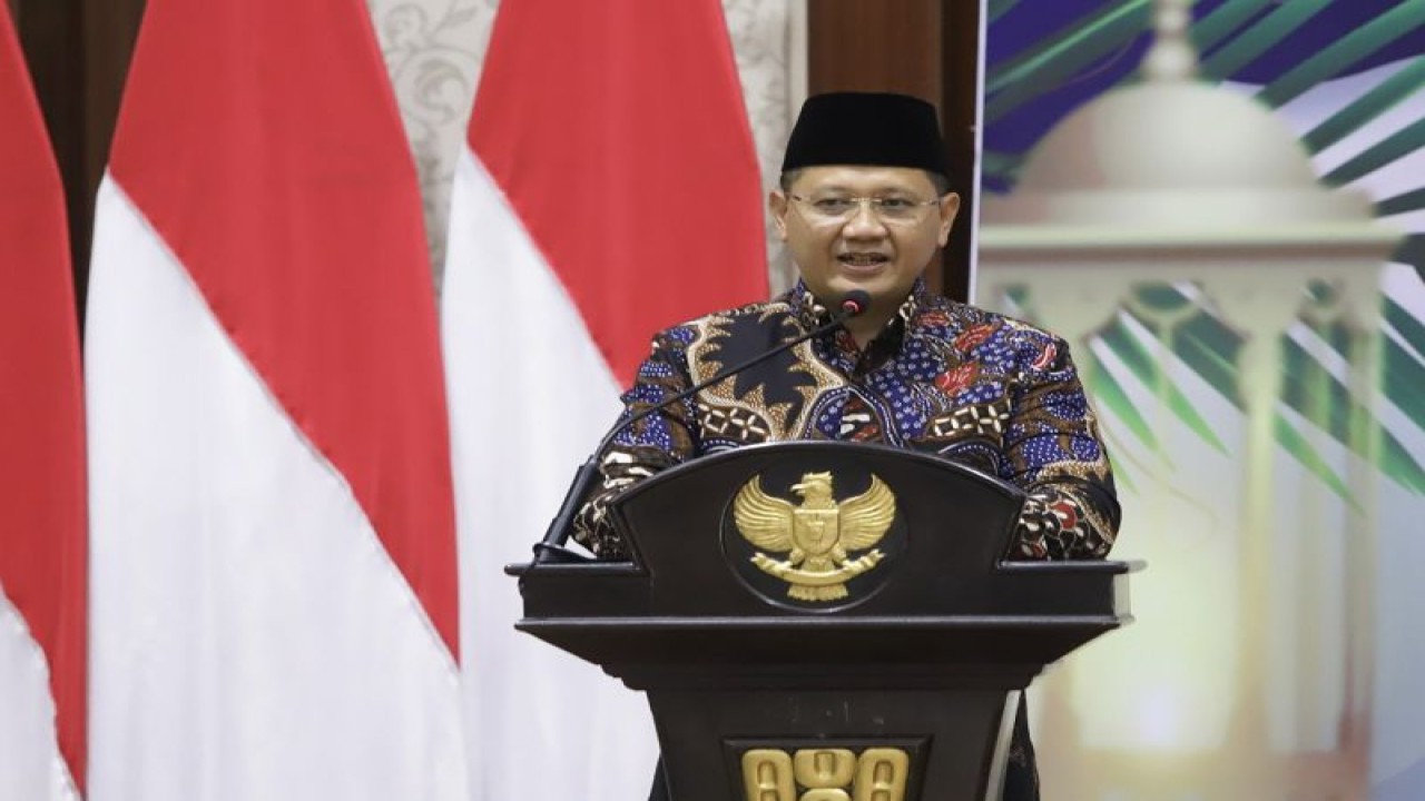 Penjabat (Pj) Wali Kota Batu, Aries Agung Paewai saat memberikan pengarahan pada halal bihalal bersama kepala desa dan lurah di Kota Batu, Jawa Timur. (ANTARA/HO-Humas Pemkot Batu)