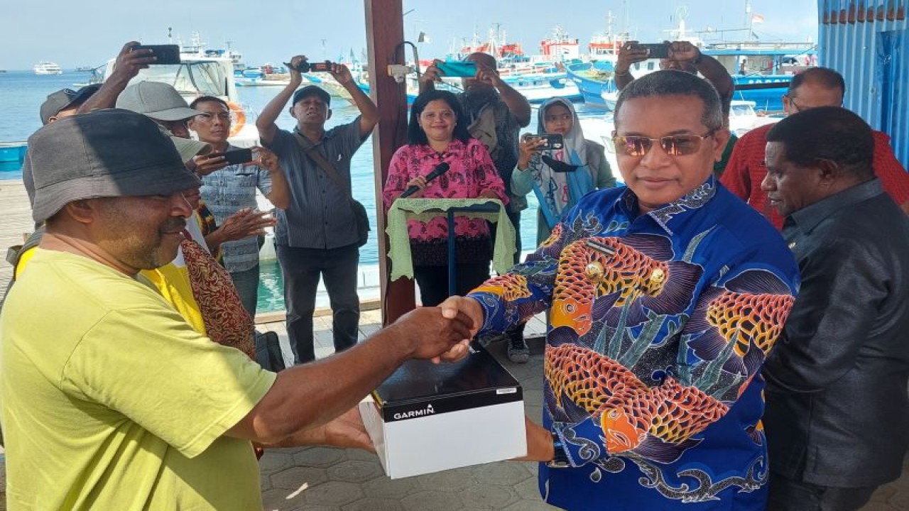 Penjabat Wali Kota Sorong menyerahkan bantuan tangkap kepada nelayan Kota Sorkng, Kamis (27/4). (ANTARA/Yuvensius Lasa Banafanu)
