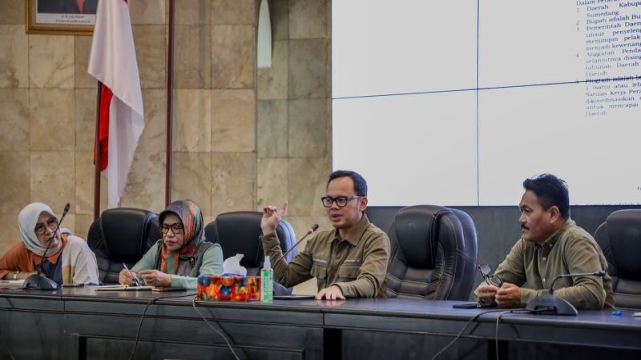 Wali Kota Bogor, Jawa Barat Bima Arya Sugiarto saat pengarahan kepada staf mengenai rencana peluncuran Super Aplikasi di Balai Kota Bogor, Selasa (11/4/2023). (ANTARA/HO/Pemkot Bogor)