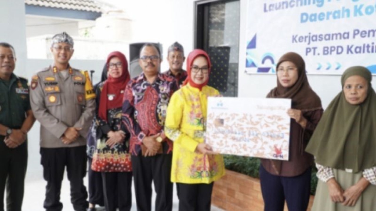 Wakil Walikota Bontang, Najirah menyerahkan secara simbolis kartu Bantuan Pangan Non Tunai ( BNPT) kepada masyarakat. (Diskominfo Kaltim)