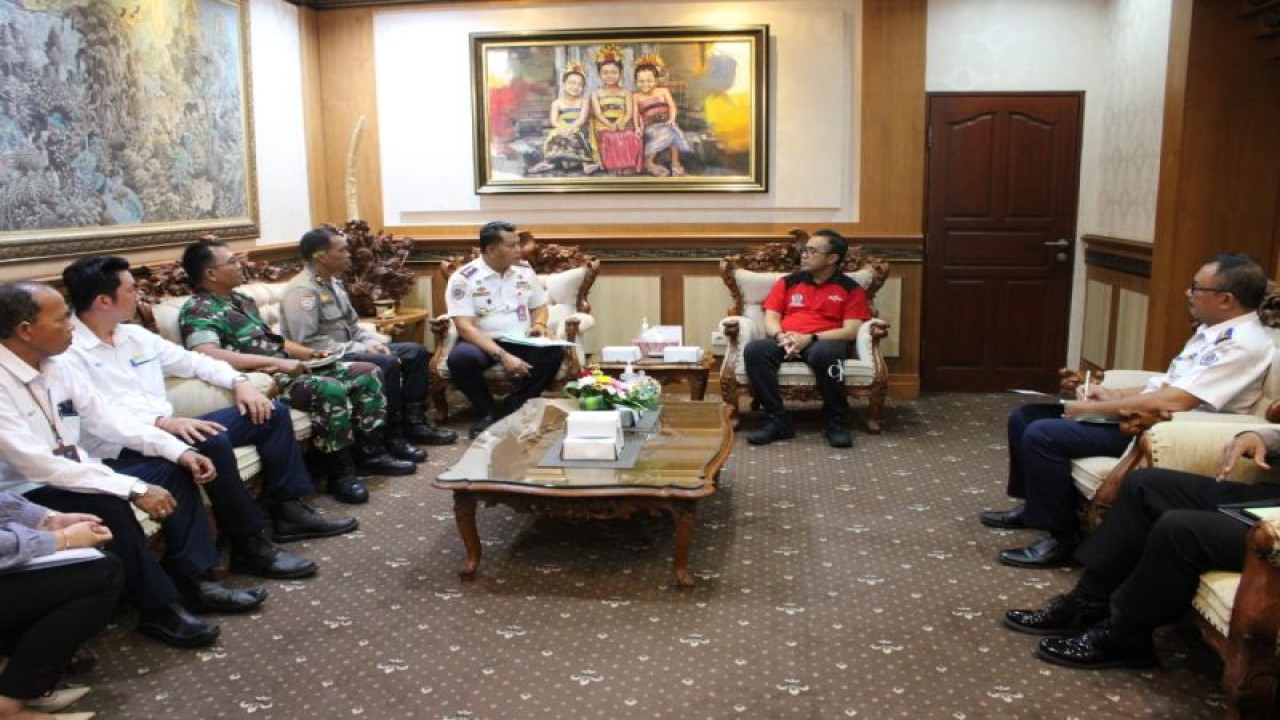 Wali Kota Denpasar IGN Jaya Negara saat menggelar pertemuan terkait posko terpadu angkutan Lebaran 2023 di Denpasar, Senin (10/4/2023). ANTARA/HO-Pemkot Denpasa