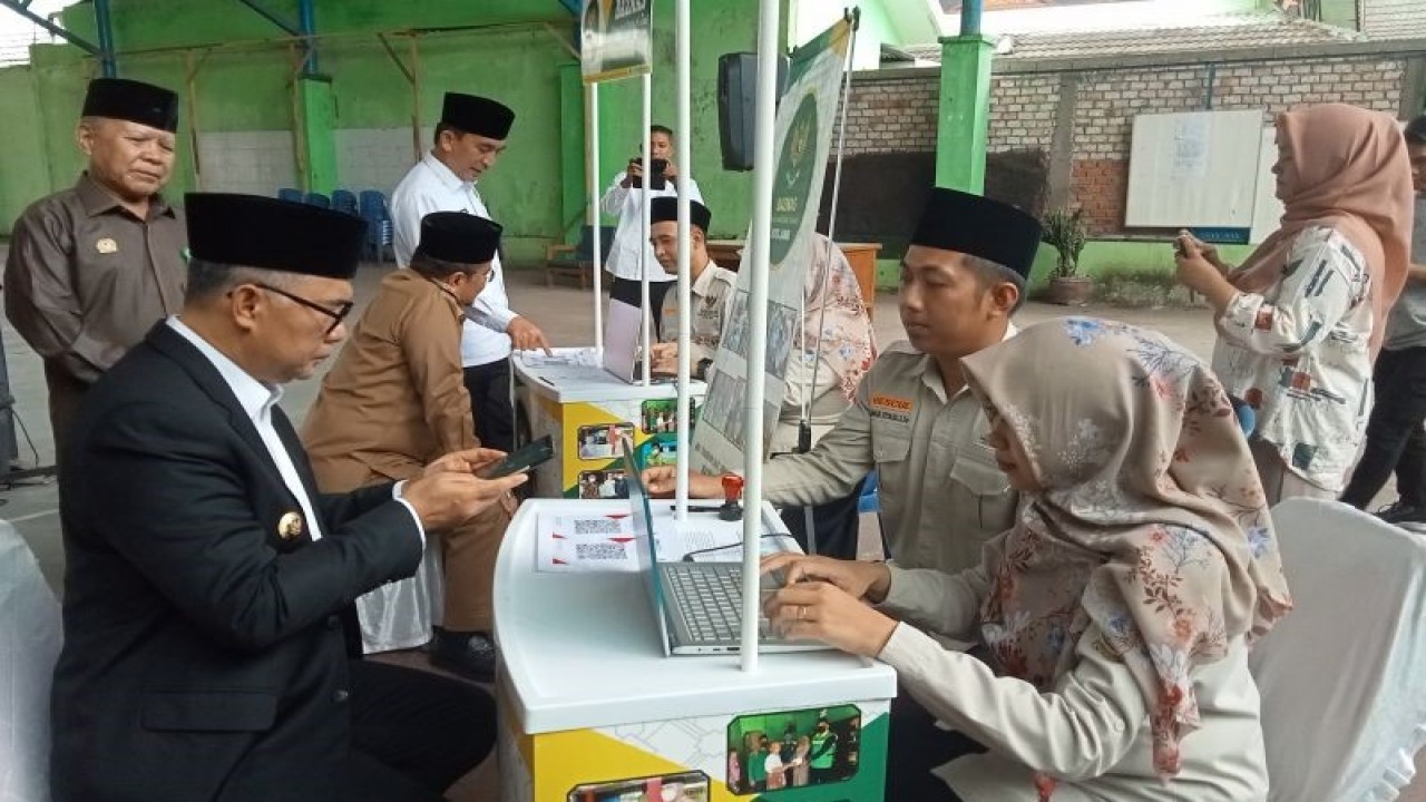 Wali Kota Jambi Syarif Fasha bersama Wakil Wali Kota Jambi Maulana mengajak pejabat dan ASN Pemkot Jambi membayarkan zakat melalui Baznas Kota Jambi, Senin (10/4/2023). (ANTARA/Tuyani)