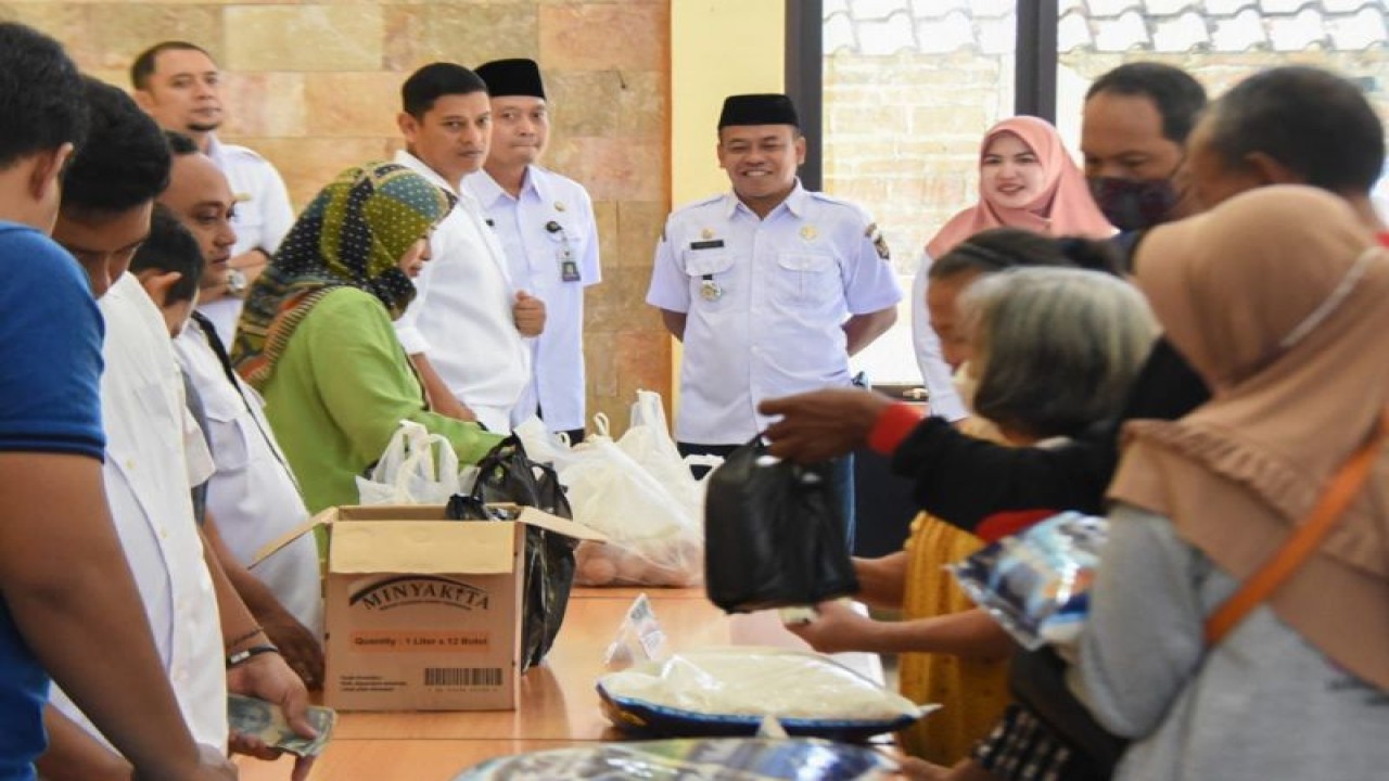 Wali Kota Kediri Abdullah Abu Bakar meninjau OPM Ramadhan di Kelurahan Setonopande, Kota Kediri, Jawa Timur, Rabu (12/4/2023). ANTARA/ HO-Pemkot Kediri
