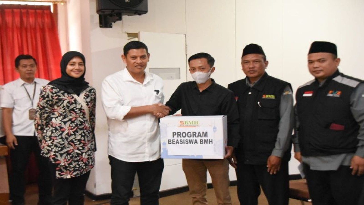 Wali Kota Kediri Abdullah Abu Bakar dan Ketua TP PKK Kota Kediri Ferry Silviana Abu Bakar saat penyerahan bantuan sinergi dengan Forum Zakat Daerah (Fozda) Kediri Raya di Ruang Joyoboyo, Balai Kota Kediri, Jatim, Rabu (12/4/2023). ANTARA/ HO-Pemkot Kediri