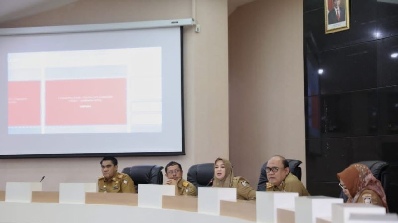 Wakil Wali Kota Makassar Fatmawati Rusdi bersama Sekda Makassar Muh Anshar saat menggelar rapat koordinasi persiapan pelaksanaan Peringatan Hari Otda di Makassar. ANTARA/HO/Pemkot Makassar