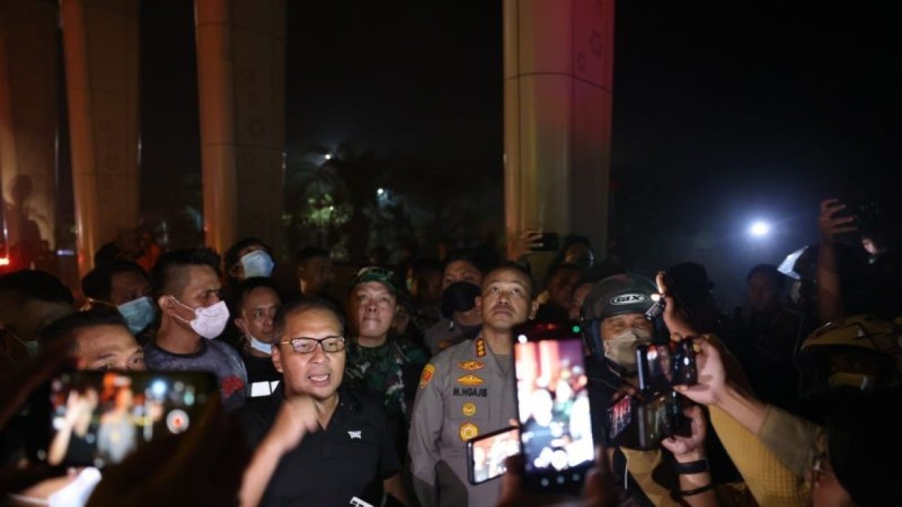 Wali Kota Makassar Moh Ramdhan Pomanto saat meninjau lokasi kebakaran di Trans Studio Mal (TSM) Makassar. ANTARA/HO/Pemkot Makassar