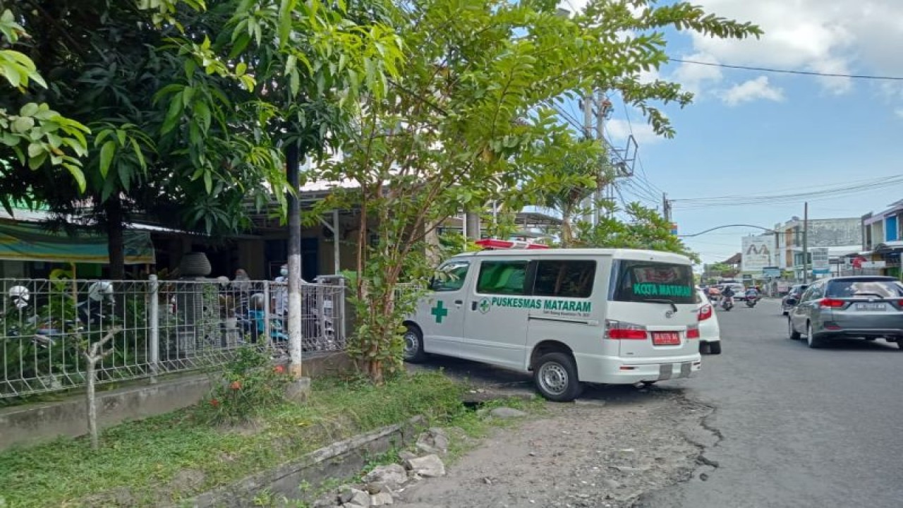 Ilustrasi: salah satu mobil ambulans di Puskemas Mataram, Provinsi Nusa Tenggara Barat, siap mengawal kafilah pawai takbiran 1444 Hijriah. (ANTARA/Nirkomala)