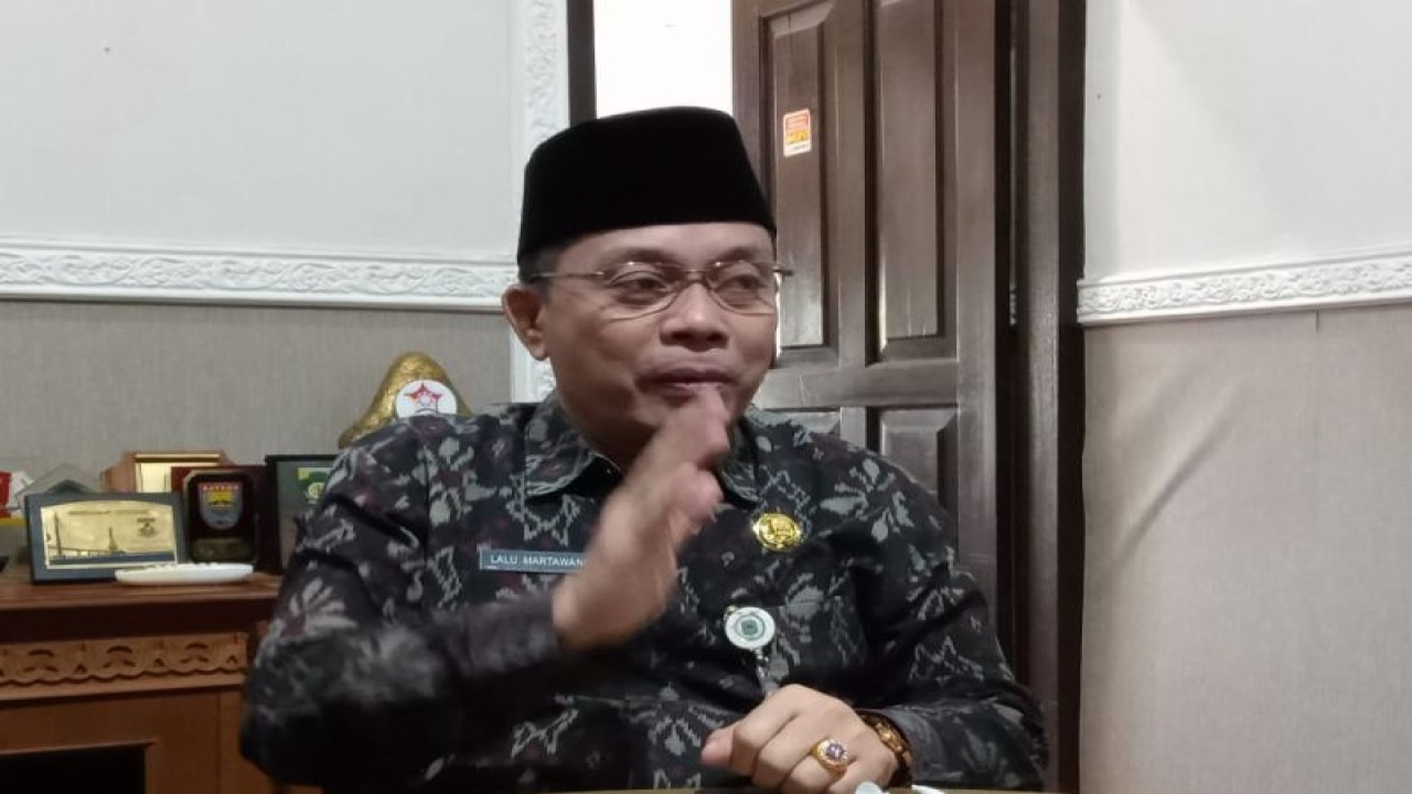Asisten I Bidang Pemerintahan dan Kesejahteraan Rakyat Setda Kota Mataram Lalu Martawang. (ANTARA/Nirkomala)